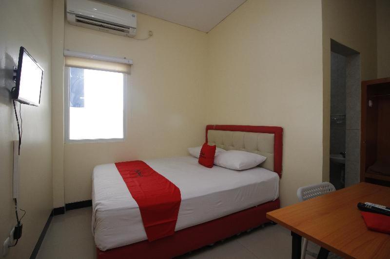 Reddoorz Plus @ Jalan Pemuda Jakarta Hotel Room photo