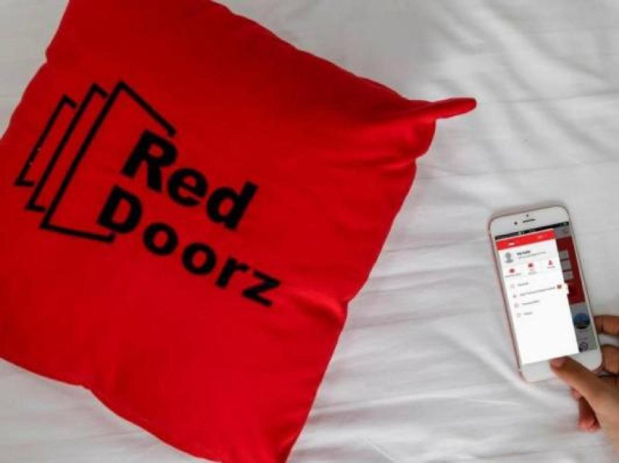 Reddoorz Plus @ Jalan Pemuda Jakarta Hotel Exterior photo